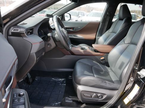 Used 2023 Toyota Venza XLE AWD/4WD image 12