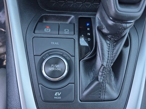 Used 2019 Toyota RAV4 XLE AWD/4WD image 32
