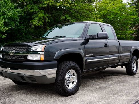 Used 2004 Chevrolet Silverado 2500 LS AWD/4WD image 3