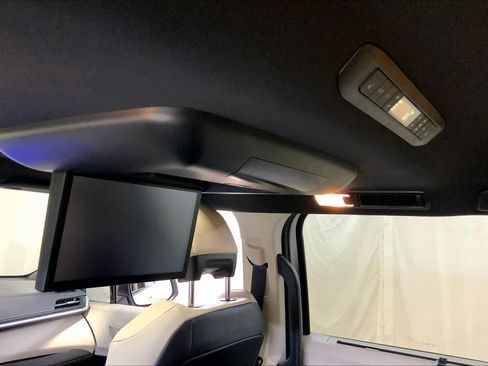 Used 2025 Toyota Sienna Platinum AWD/4WD image 34