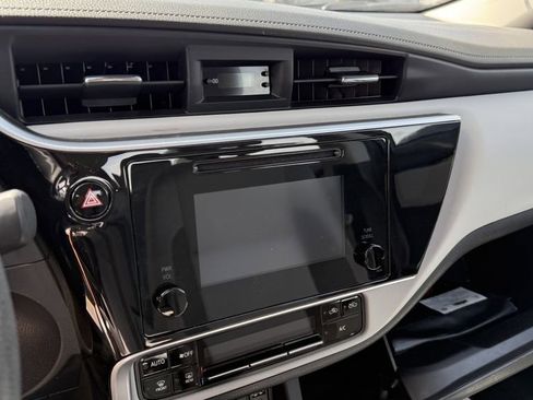 Used 2018 Toyota Corolla LE image 5