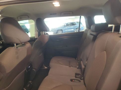 Used 2024 Toyota Highlander LE image 11
