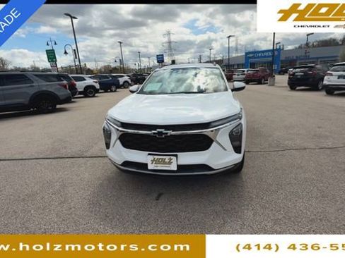 Certified 2025 Chevrolet Trax LT w/ Driver Confidence Package image 3