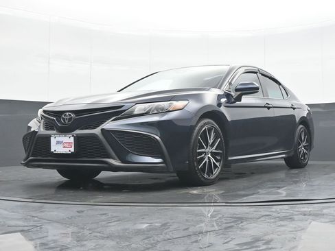 Used 2021 Toyota Camry SE FWD image 25