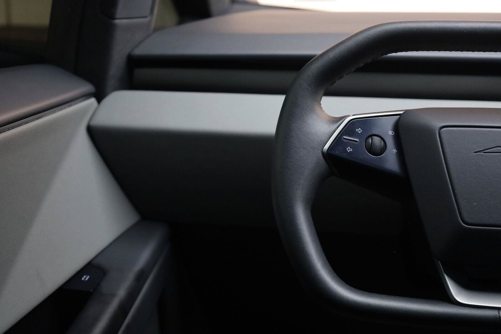 Used 2025 Tesla Cybertruck AWD Crew Cab image 33