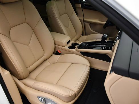 Used 2025 Porsche Macan image 49