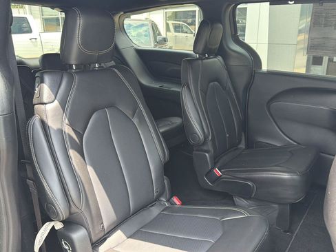 Used 2025 Chrysler Pacifica Select FWD image 8