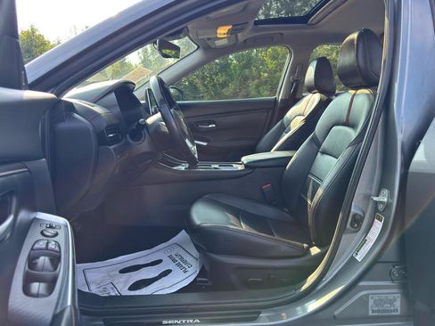 Used 2022 Nissan Sentra SR w/ SR Premium Package FWD image 11