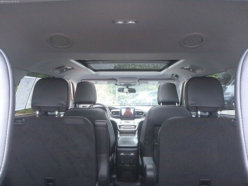 Used 2022 Ford Explorer XLT w/ Equipment Group 202A image 23