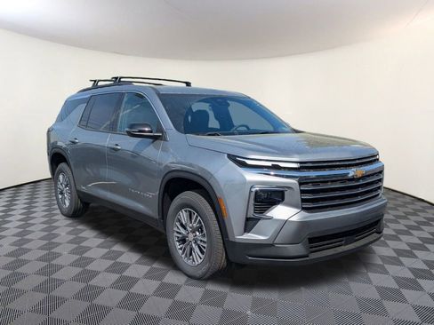 Used 2025 Chevrolet Traverse LT image 1