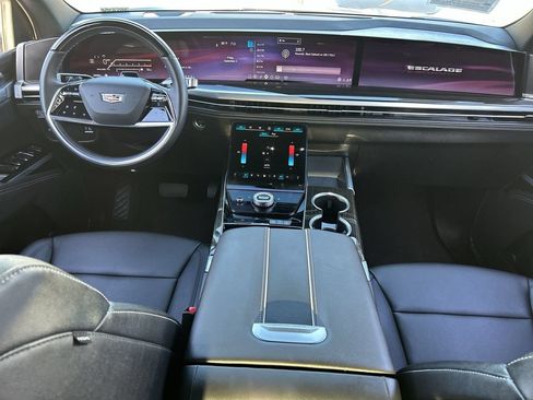 Used 2025 Cadillac Escalade Luxury AWD/4WD image 12