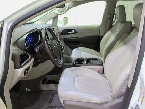 Used 2020 Chrysler Pacifica Touring-L w/ Advanced Safetytec Group image 9