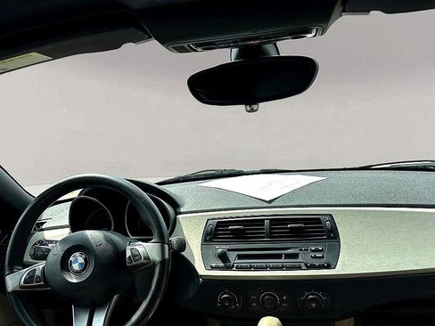 Used 2005 BMW Z4 2.5i image 9