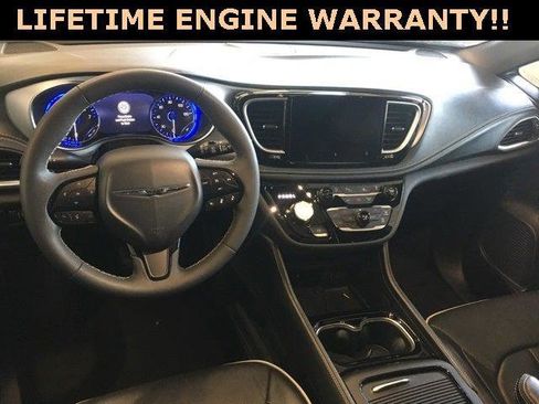 Certified 2025 Chrysler Pacifica Limited image 10