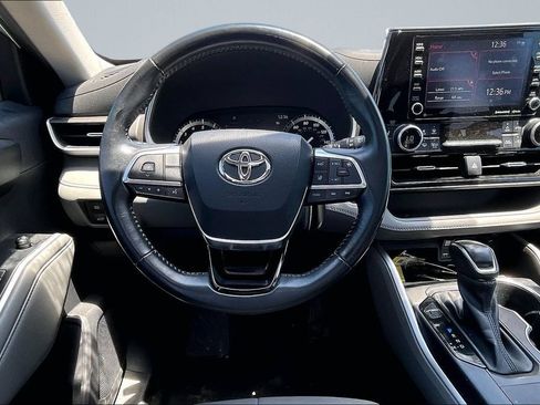Used 2021 Toyota Highlander XLE FWD image 5