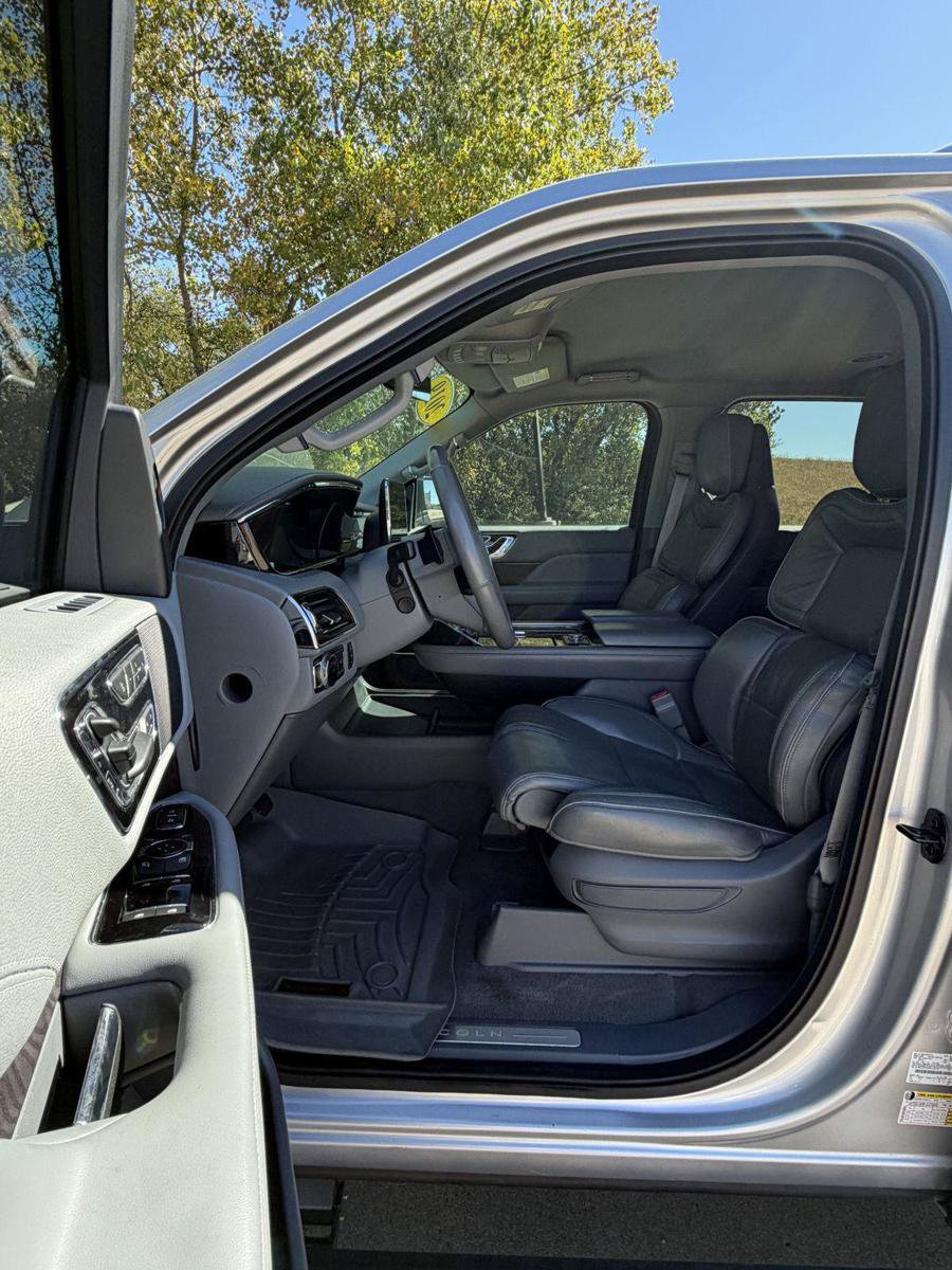 Used 2019 Lincoln Navigator L Select w/ Cargo Package AWD/4WD image 2
