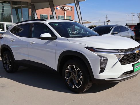 Used 2025 Chevrolet Trax LT image 4