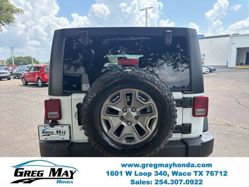 Used 2015 Jeep Wrangler Unlimited Rubicon w/ Connectivity Group AWD/4WD image 4