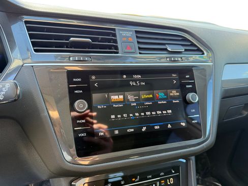 Used 2023 Volkswagen Tiguan SE w/ Panoramic Sunroof Package FWD image 12