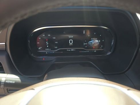 Certified 2024 GMC Yukon SLT w/ SLT Luxury Package image 13