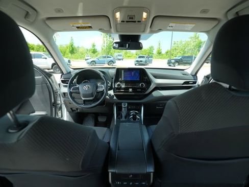 Used 2023 Toyota Highlander LE FWD image 23