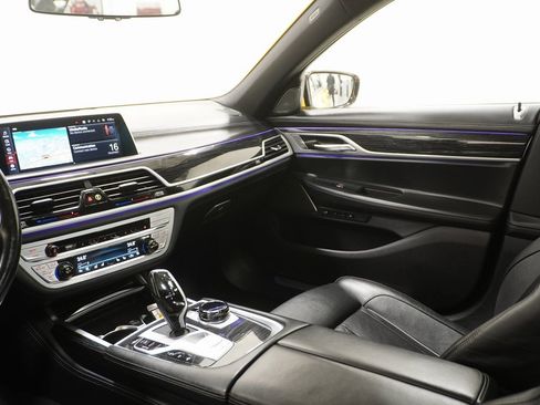 Used 2021 BMW 750i xDrive w/ Executive Package image 18