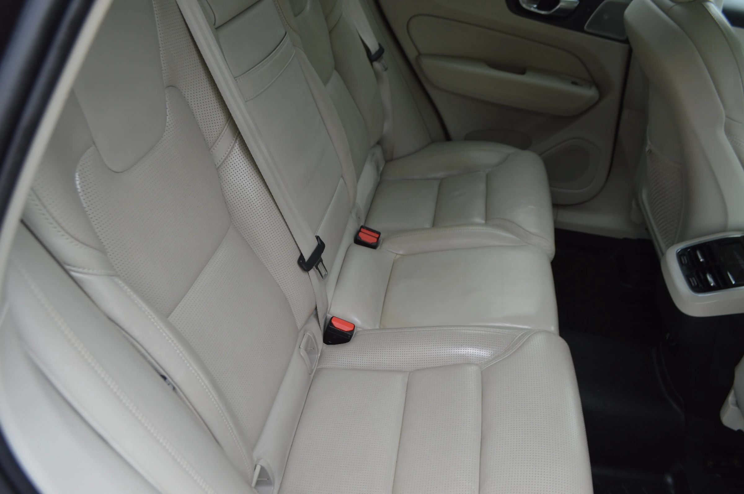 Used 2018 Volvo XC60 T6 Inscription w/ Luxury Seat Package AWD/4WD image 27