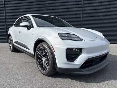 Certified 2025 Porsche Macan Electric image 7