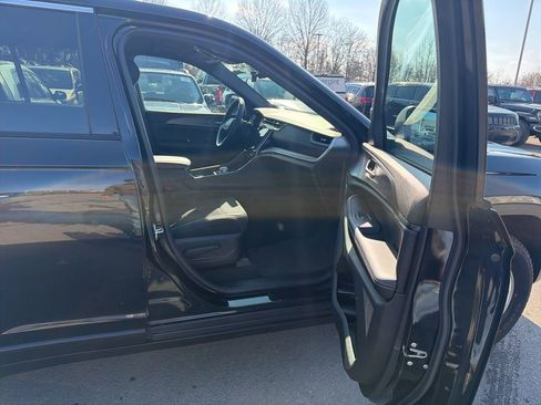 Used 2025 Jeep Grand Cherokee Laredo image 12