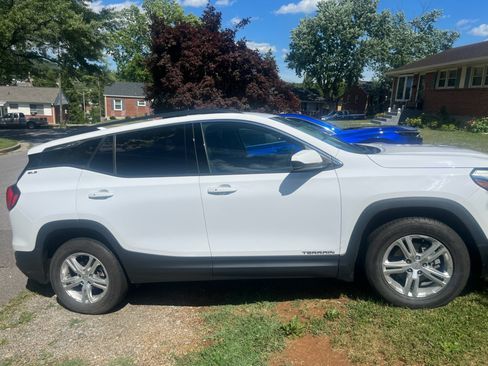 Used 2019 GMC Terrain SLE w/ Driver Convenience Package FWD image 2