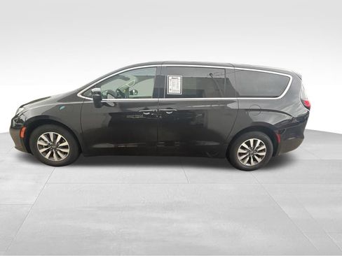 Used 2023 Chrysler Pacifica Touring-L FWD image 3