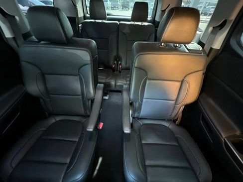 Used 2023 GMC Acadia SLT AWD/4WD image 18