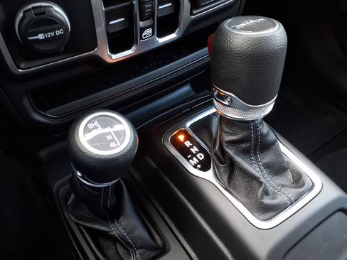 Used 2025 Jeep Gladiator Mojave AWD/4WD image 15