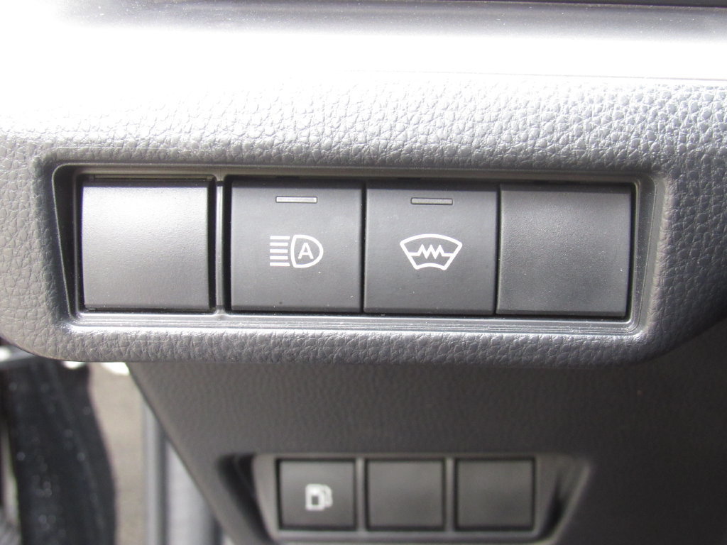 Certified 2025 Toyota Prius LE FWD image 30