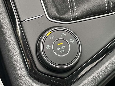 Certified 2024 Volkswagen Taos SE AWD/4WD image 30