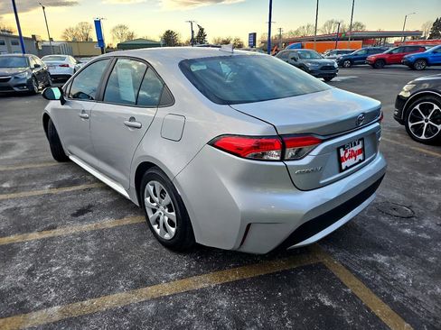 Used 2022 Toyota Corolla LE image 3