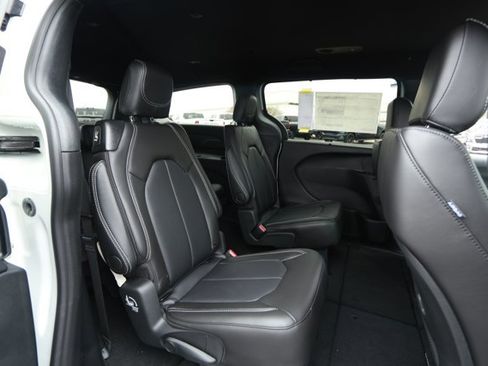 New 2026 Chrysler Pacifica Select w/ S Appearance Package image 31