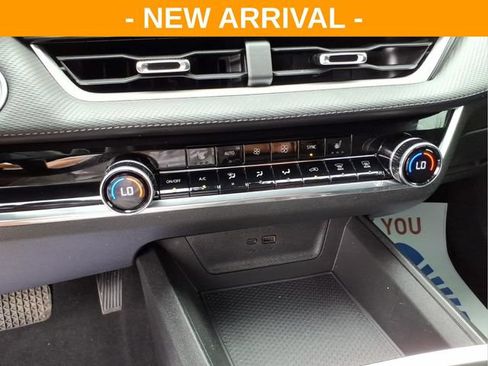 Used 2025 Chevrolet Equinox LT w/ Convenience Package II FWD image 24