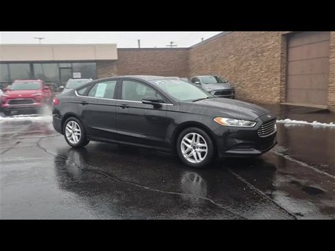 Used 2015 Ford Fusion SE image 2