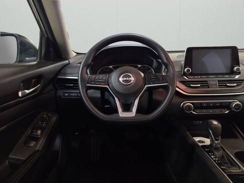 Used 2025 Nissan Altima 2.5 SV FWD image 17
