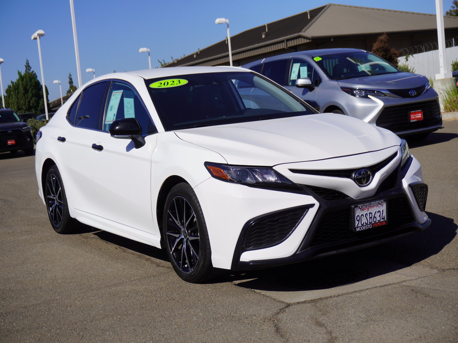 Used 2023 Toyota Camry SE FWD image 1