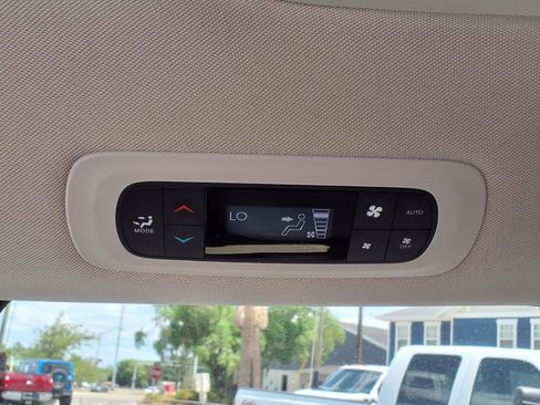Used 2021 Chrysler Pacifica Touring-L FWD image 17