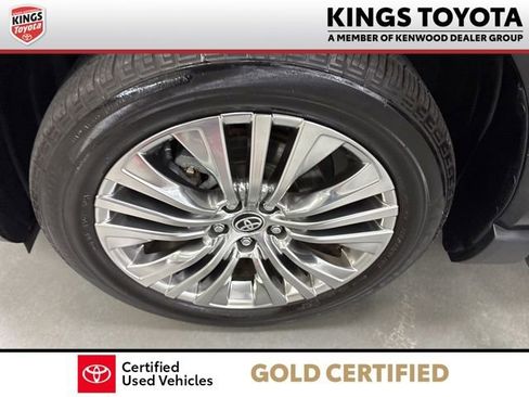 Certified 2024 Toyota Venza XLE image 30