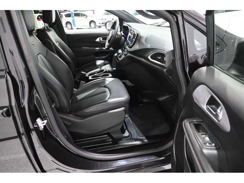 Used 2023 Chrysler Pacifica Touring-L w/ S Appearance Package image 15