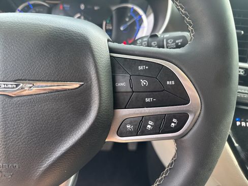 Used 2024 Chrysler Pacifica Limited FWD image 25