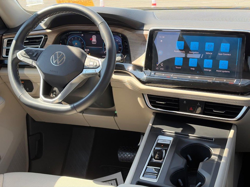 Used 2024 Volkswagen Atlas SE FWD image 12