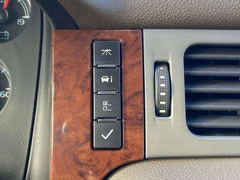 Used 2014 Chevrolet Suburban LTZ image 27
