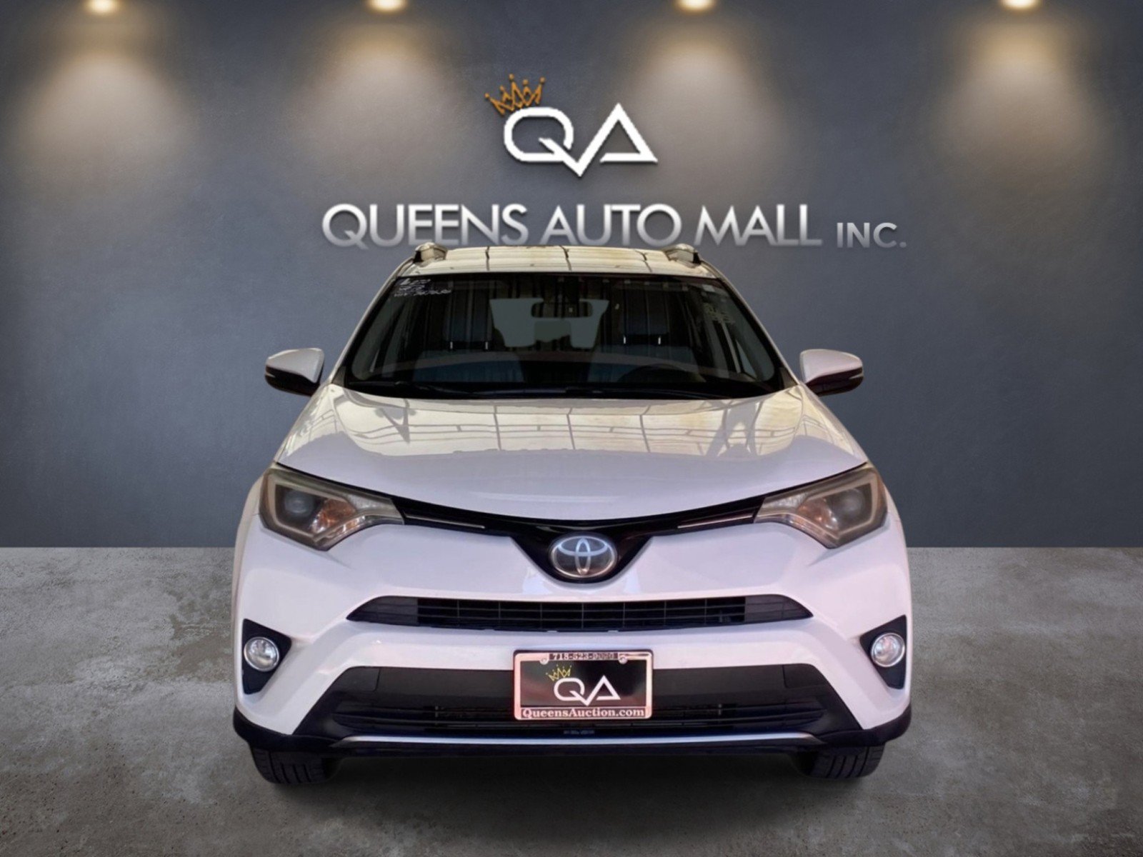 Used 2018 Toyota RAV4 XLE AWD/4WD image 2