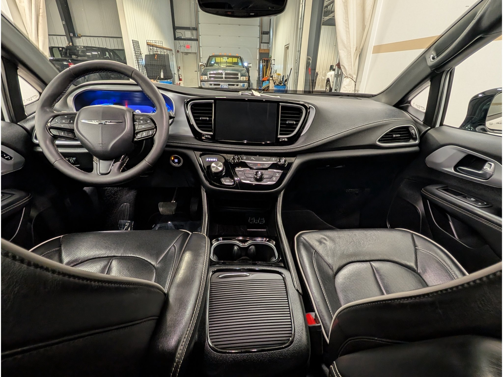 Used 2025 Chrysler Pacifica Limited FWD image 10