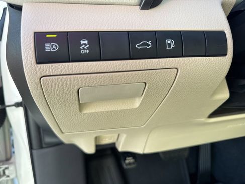 Used 2018 Toyota Camry L image 15